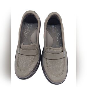 BZees Nugget Taupe Slip-on Loafers Women's Size 7 1/2